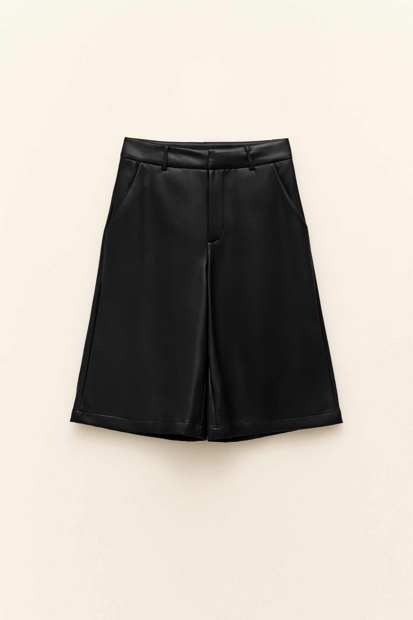 bermudas en cuir vegan