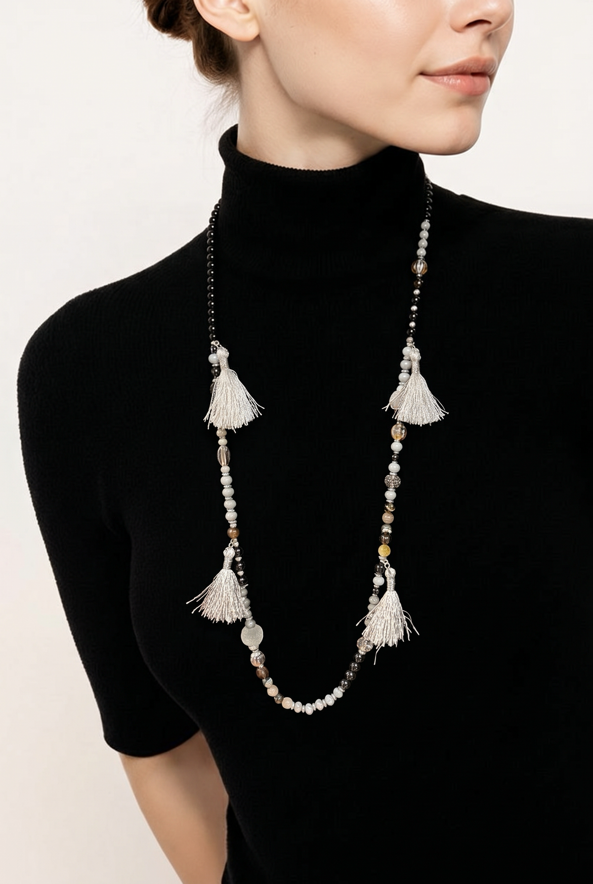 Collier pompons gris