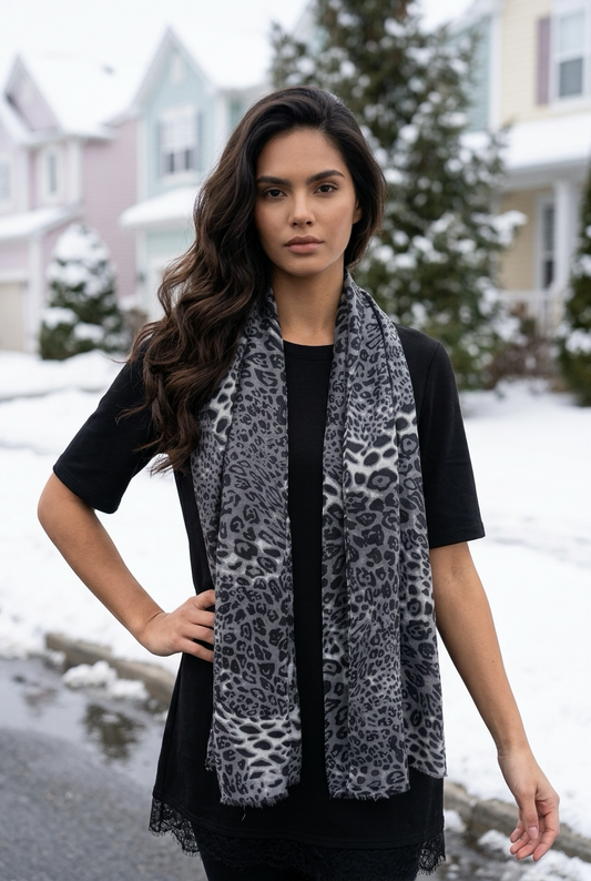 Foulard imprimé léopard dans des tons de gris et de noir